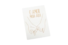 PLACA "O AMOR MORA AQUI" 16X22X0.8CM MDF BLANCO